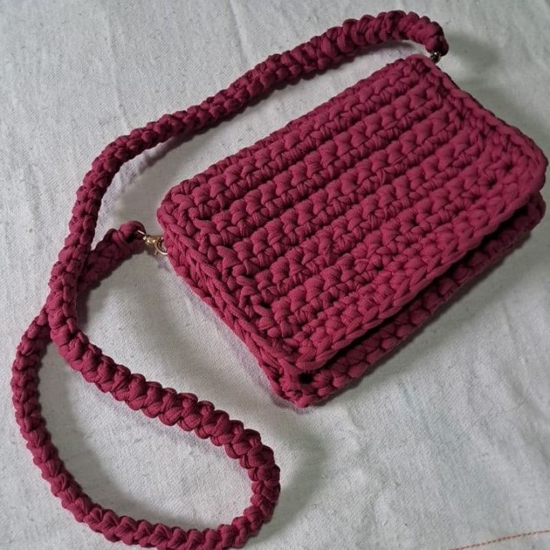 Bolsa de crochê artesanal fio de malha.