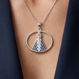 Colar Nossa Senhora .com pingente circular e manto cravejado de pedras azuis. perfeito para o dia a dia