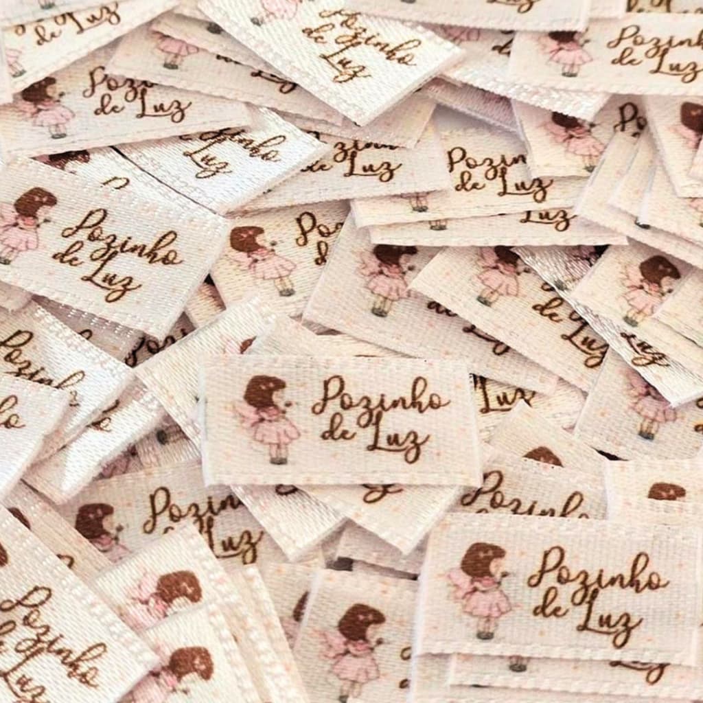 100 Etiquetas Cetim Personalizadas 1x2 e 1x2,5 cm ideal para Laços - Tiaras - Bico de Pato - Faixinhas de Meia
