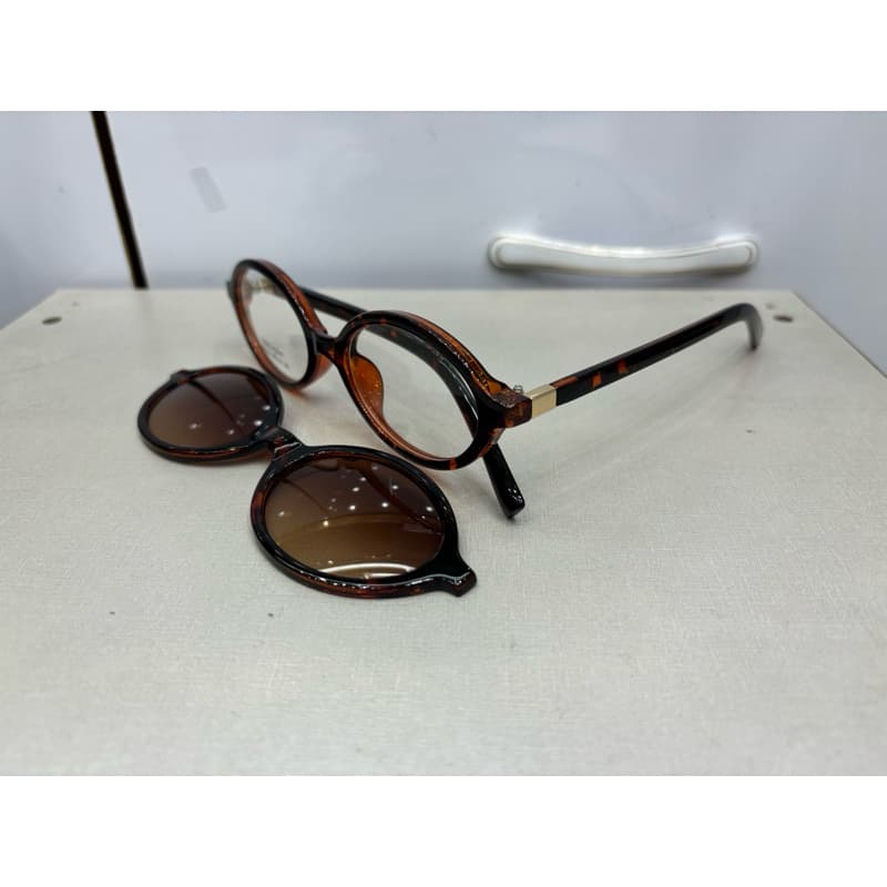 Óculos de  armação oval Feminino + Clip-On Solar novo