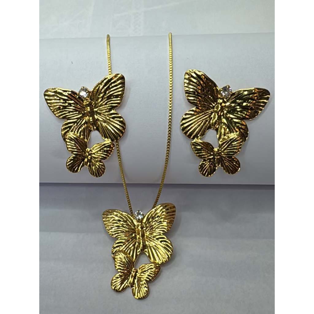 Conjunto Brinco e Colar de borboleta dourada texturizada com detalhe de pedra central