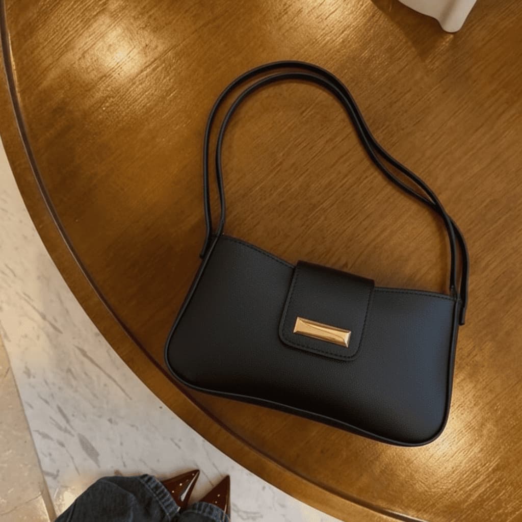 Bolsa Baguete com Detalhe de Metal