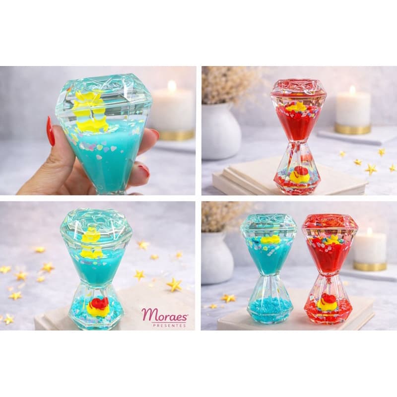 Ampulheta acrílica 13,5cm com líquido colorido e patinhos. Decorativa, divertida e perfeita para presente.