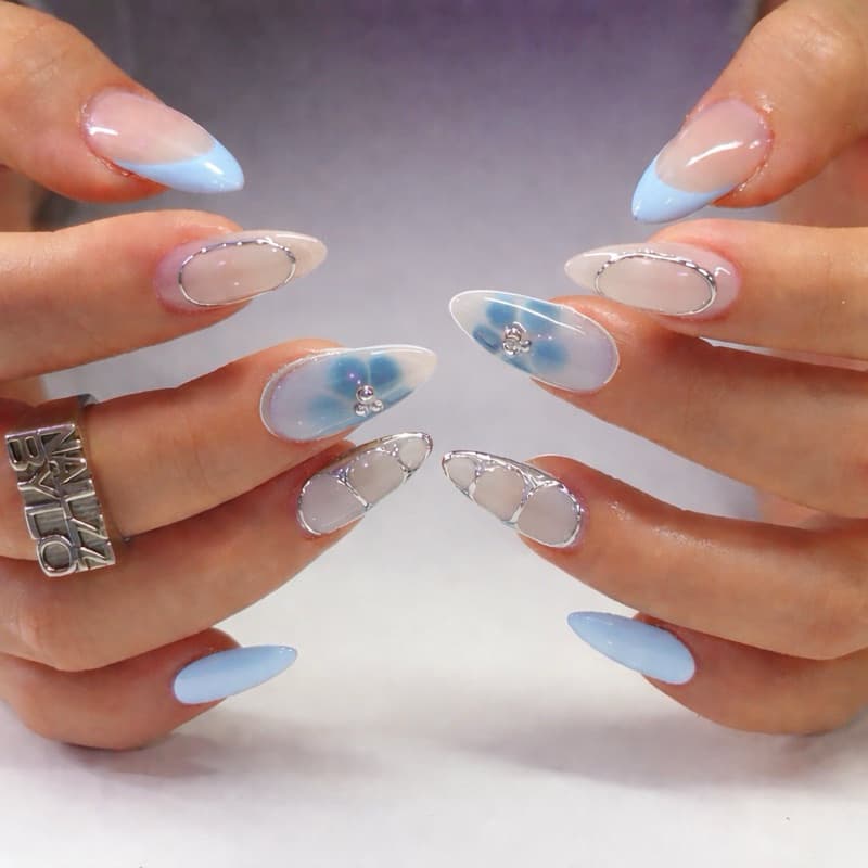 unha postiça soft gel pronta para aplicação azul bb com detalhes em prata artesanal