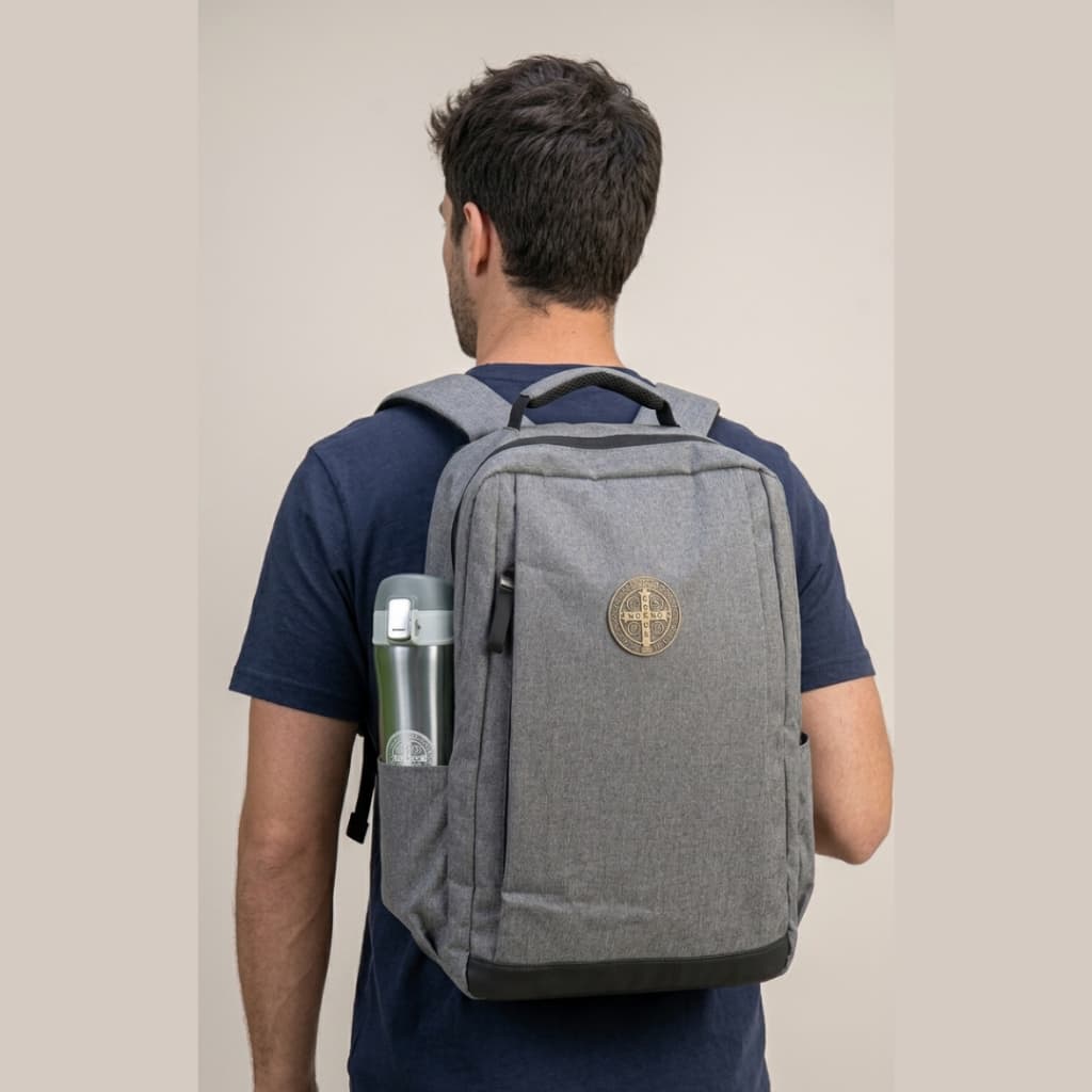 Mochila Impermeável Reforçada Medalha de São Bento com Suporte USB