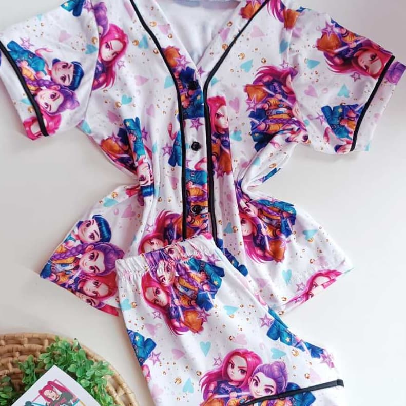 Pijama Americano Infantil K-Pop Huntrix Guerreiras Feminino ,Conjunto Short e Blusa com Botões | Moda Infantil