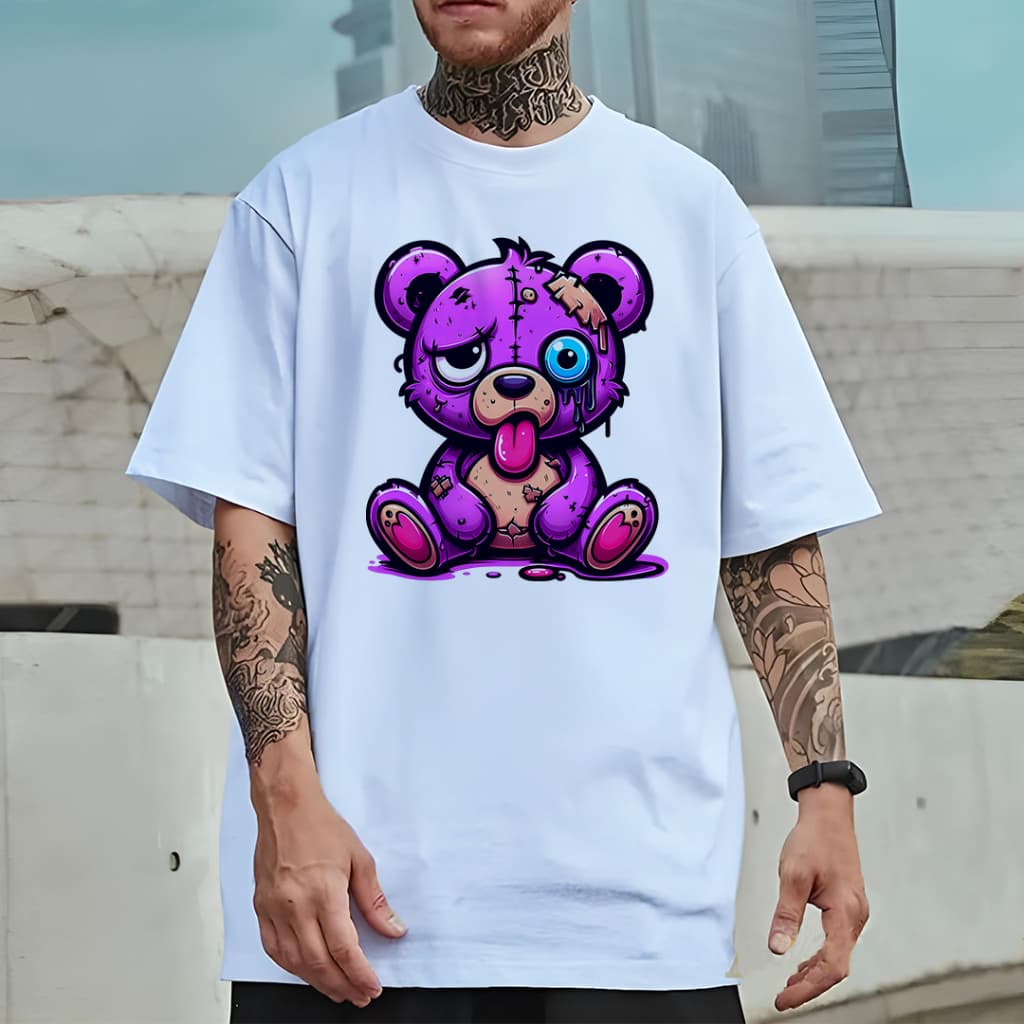 Camiseta Oversized Unissex Plus Size com Estampa Modelo: "Ursinho Roxo Remendado" - Lançamento 2026