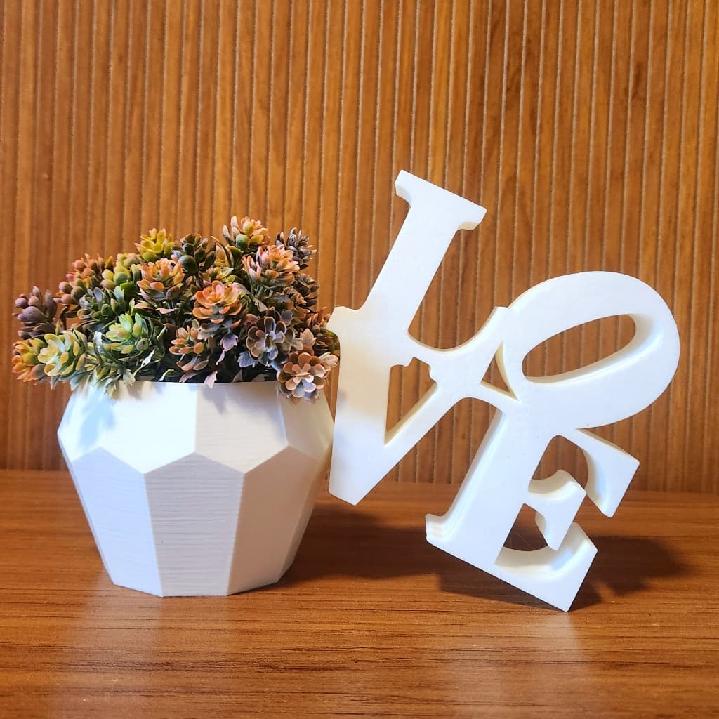 Decoração Love com Vaso Minimalista – Enfeite Decorativo para Sala, Mesa, Rack ou Estante
