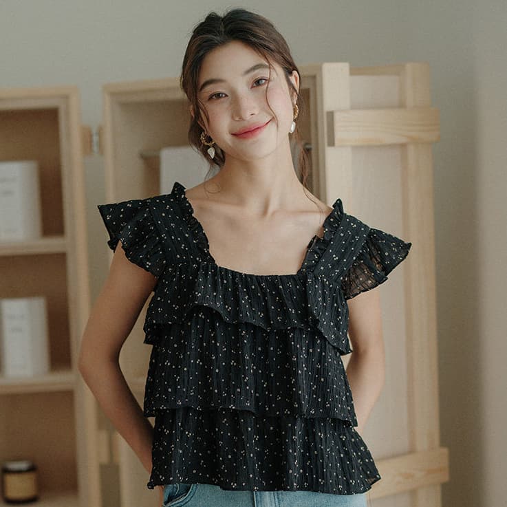 Blusa regata curta leve sem mangas, estampa de bolinhas com babados, modelo moderno e fofo