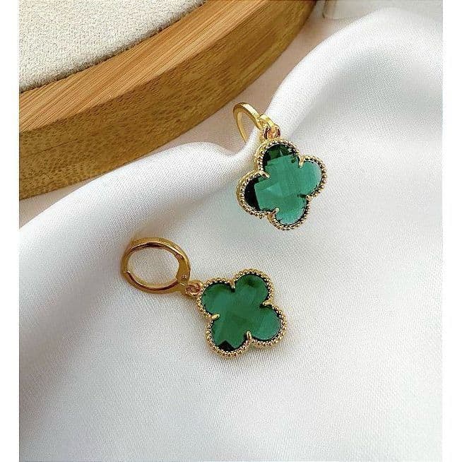 Brinco Dourado de Trevo com Zircônia Verde Banhado a ouro 24k.