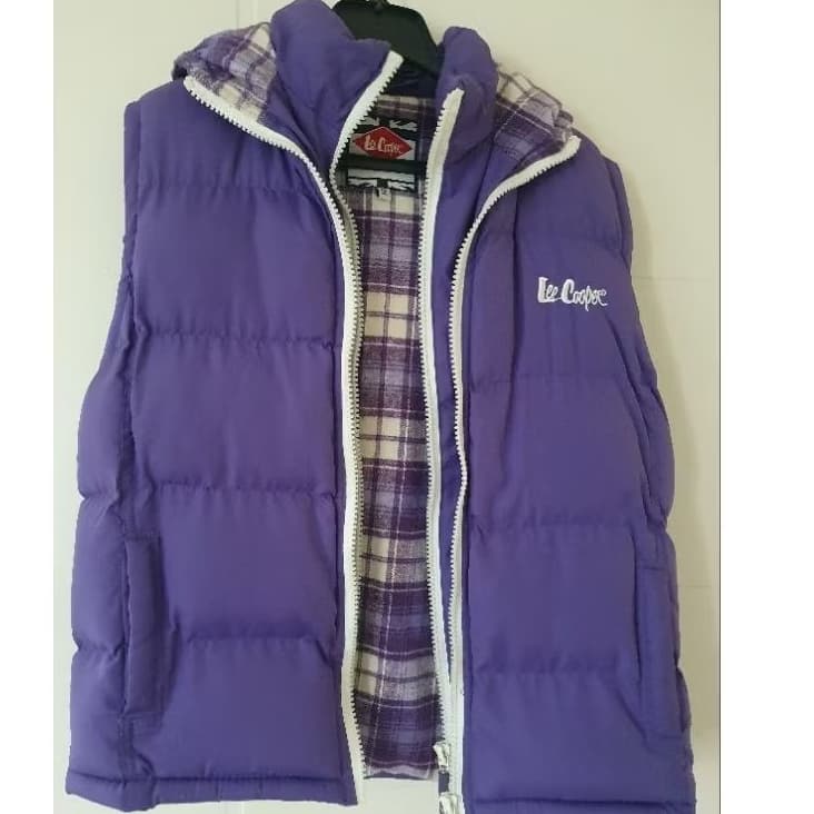 colete acolchoado infantil da marca lee cooper, na cor roxa. o colete é importado e possui capuz e bolsos.