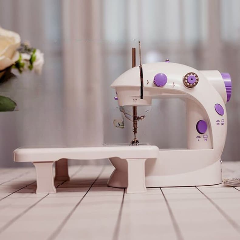 Mini Máquina De Costura Bivolt Com Pedal E Mesinha Extensora