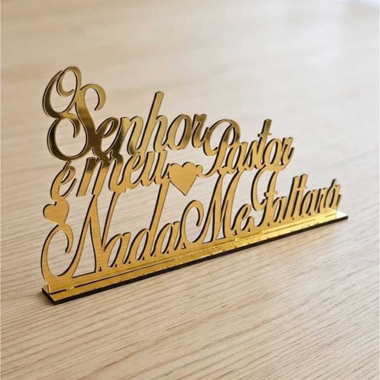 Placa Decorativa "O Senhor é Meu Pastor, Nada Me Faltará" em MDF dourado, prata e cru 29 cm*14cm