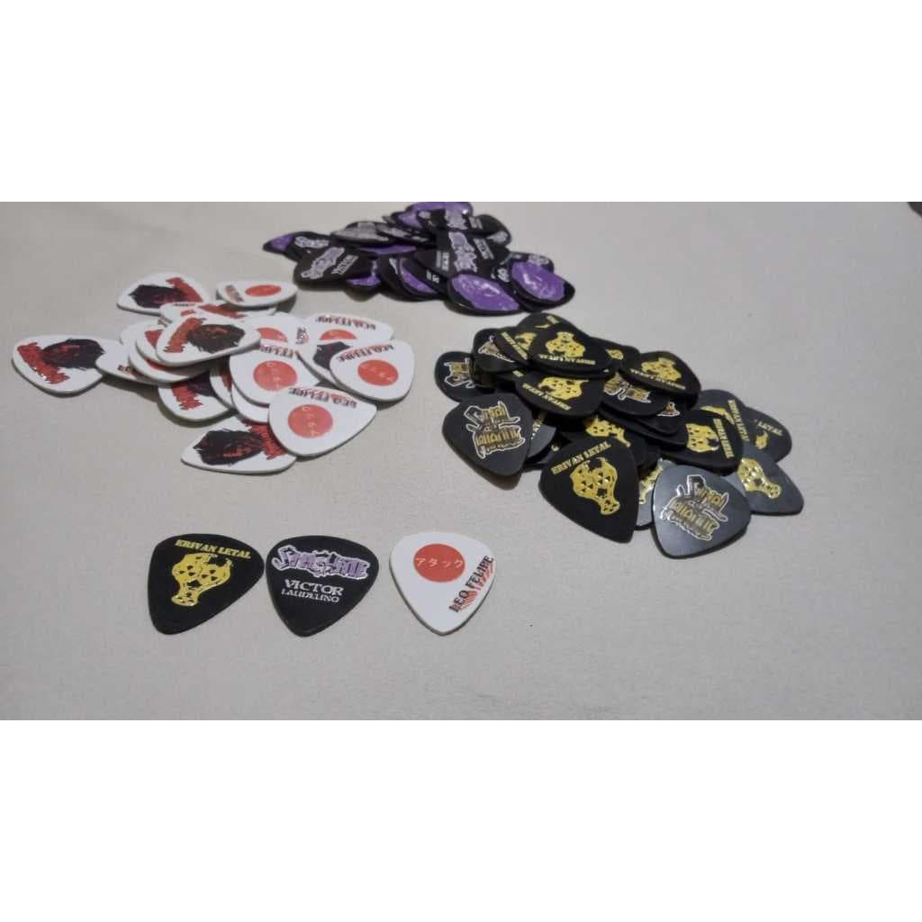 Kit 50 Palhetas Sortidas de Bandas de Rock | Coleção para Guitarra e Violão