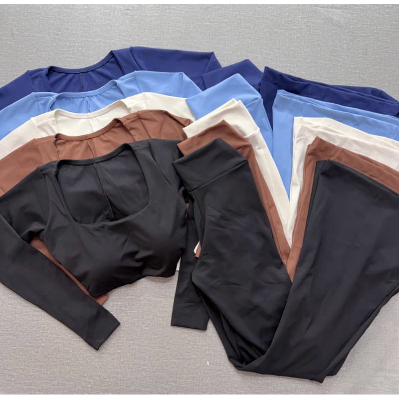 conjunto de academia manga longa com calça flare moda fitness