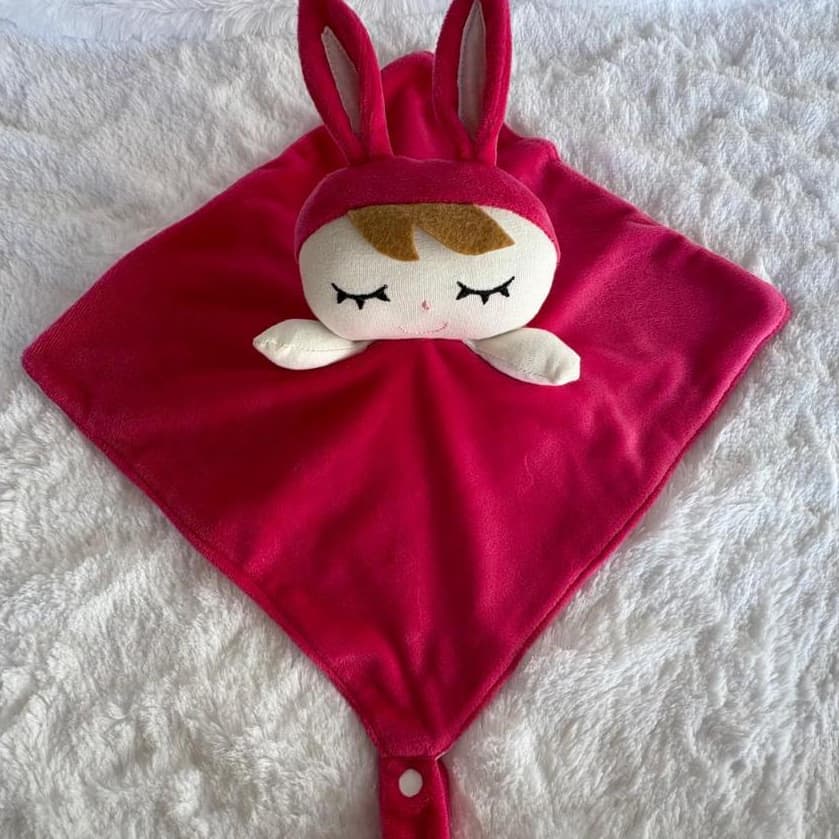 Naninha para bebe em plush com porta chupeta antialérgica