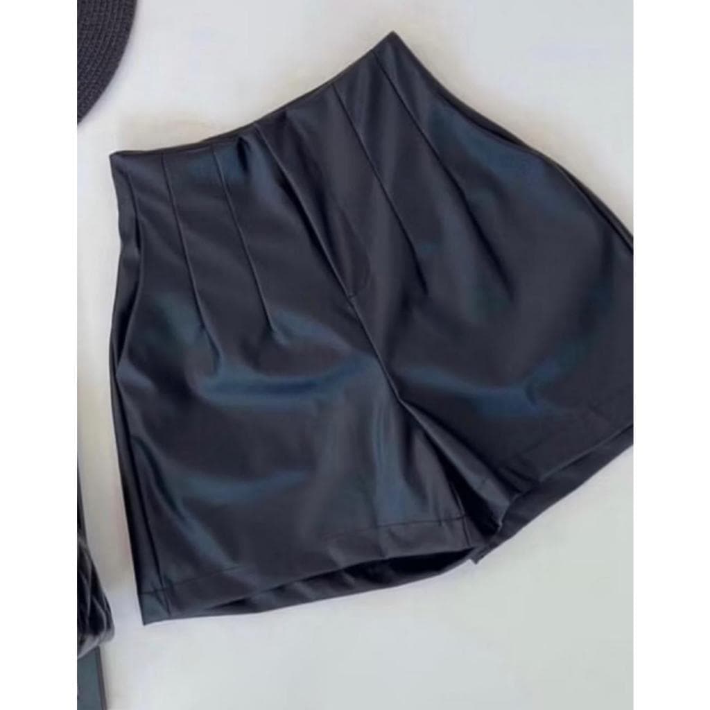 SHORT FEMININO COURO FAKE CINTURA ALTA ELEGANTE COM ZÍPER NA LATERAL E CAIMENTO ELEGANTE E MODERNO