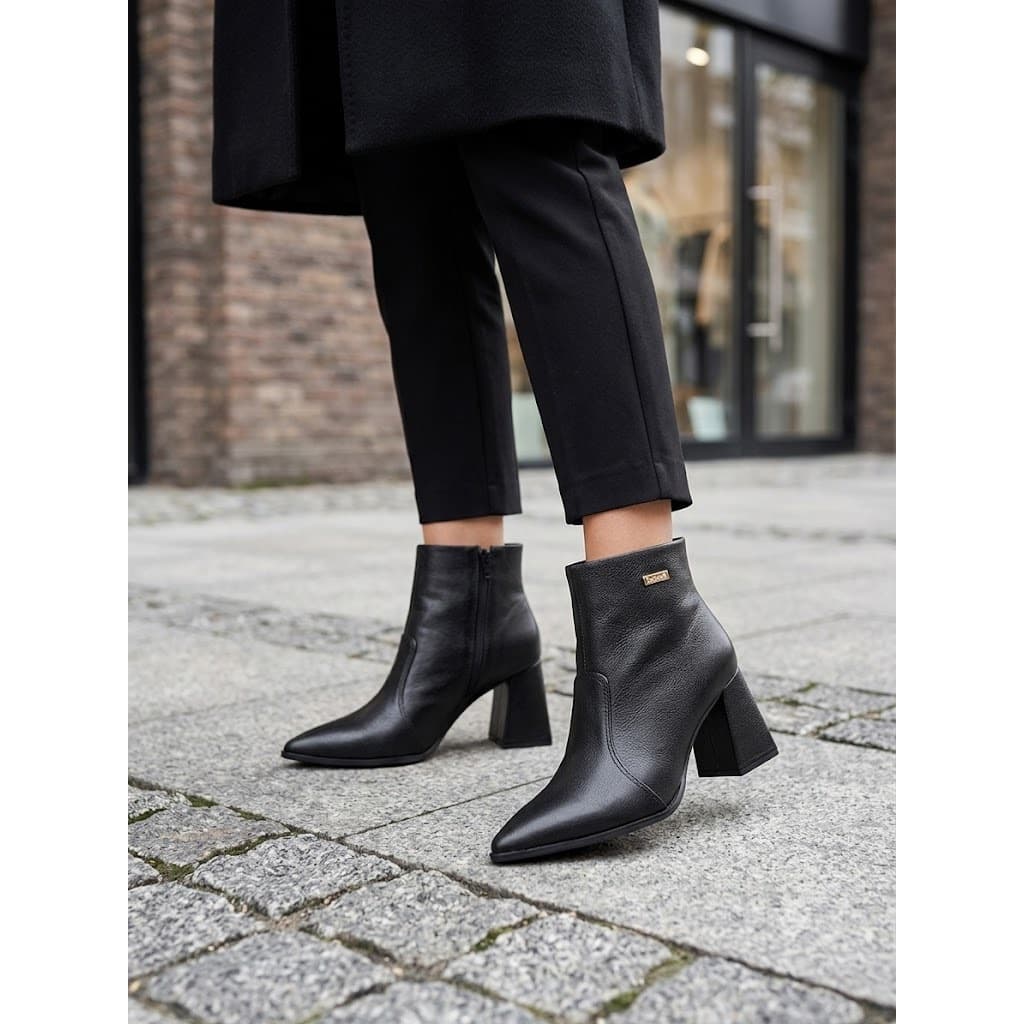 Bota Feminina Bebecê Preta Ankle Boot Couro legítimo Salto Bloco Solado PVC Design Elegante