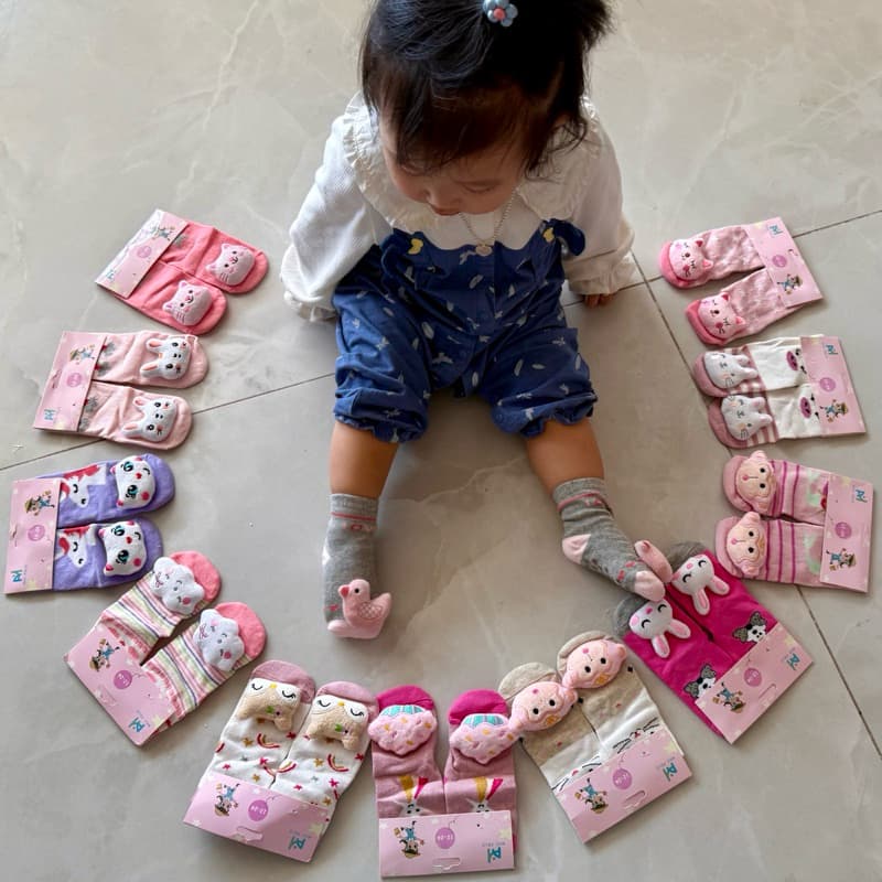 Meia Chocalho Bebê Menina 3D Antiderrapante com Bichinhos | Algodão Macio | Som ao Caminhar | Primeiros Passos