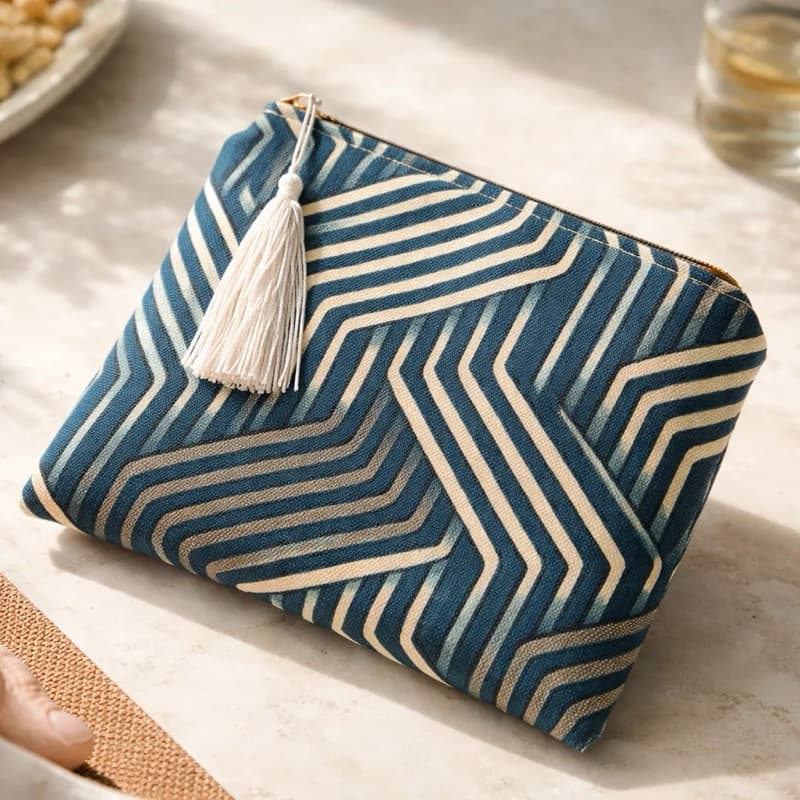 Necessaire em linho geométrico . Necessaire dia a dia , debutantes , festa de casamento , lembranças igreja