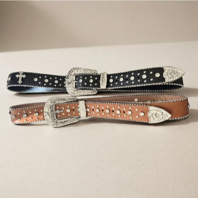 Cinto Feminino com Strass e Fivela Prateada Couro Sintético PU Detalhe de Cruz