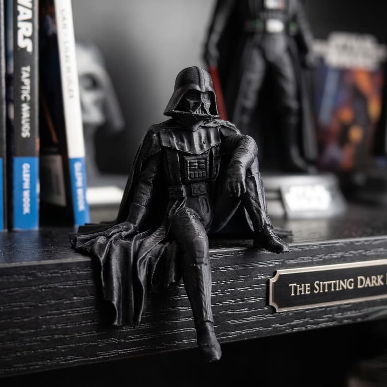 Miniatura Decorativa Lorde Sombrio Sentado na Beira | Estátua Colecionável em Impressão 3D | Decoração Geek