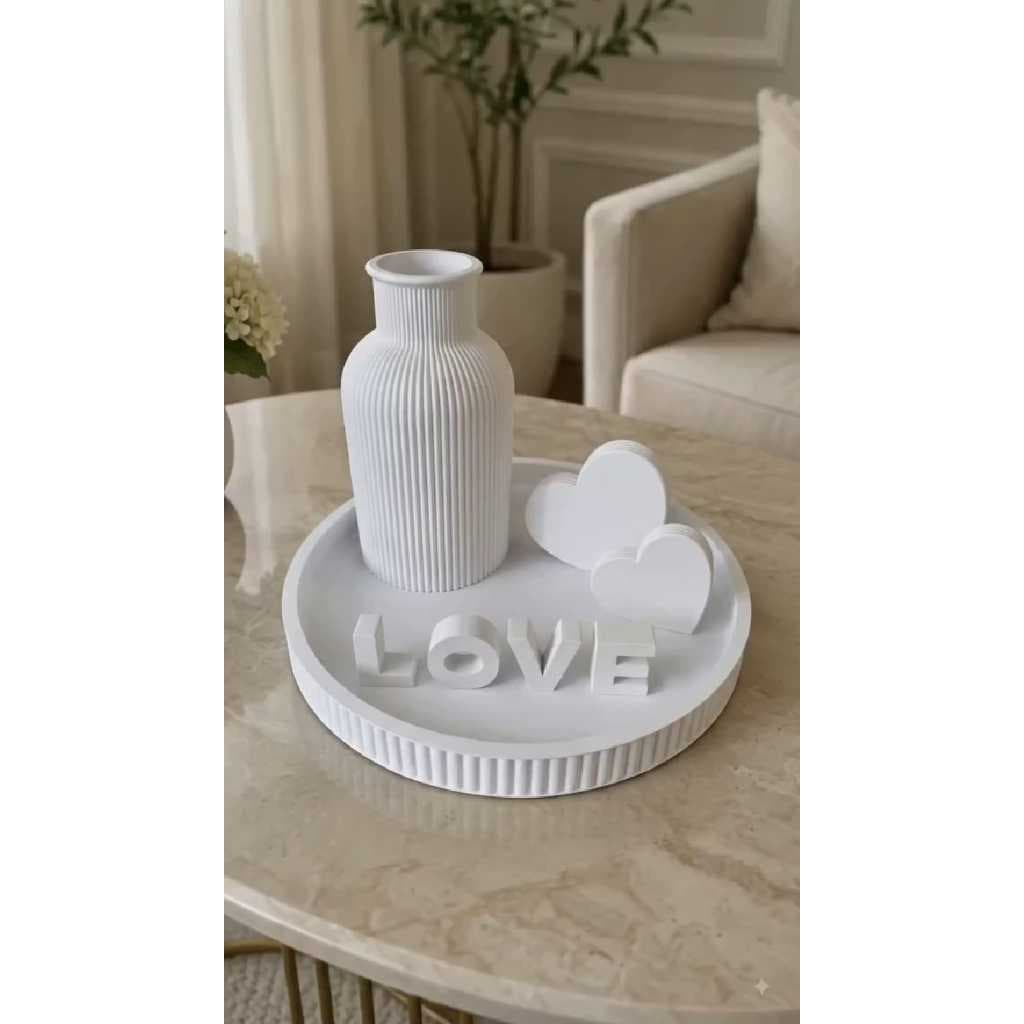 Kit de Decoração Romântica com Bandeja Redonda, Vaso Canelado e Letreiro Love