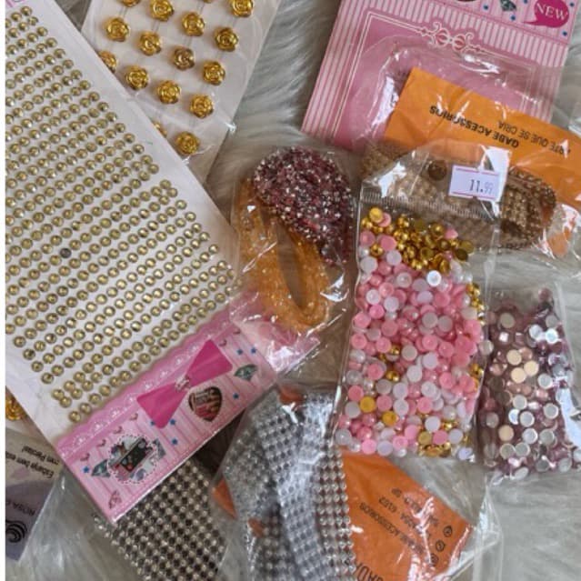 Kit Artesão Luxo: Pérolas Rosa, Strass Auto-Colante, Flores Douradas e Mimos para Customização