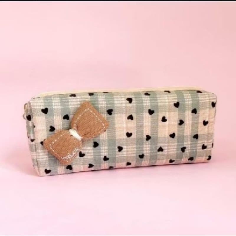 Estojo Escolar Feminino Xadrez com Corações e Laço – Necessaire Porta Lápis e Maquiagem