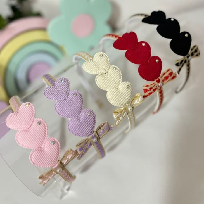Tiara/arquinho corações. Tiara de cabelo infantil com corações e strass. Laço de cabelo infantil.