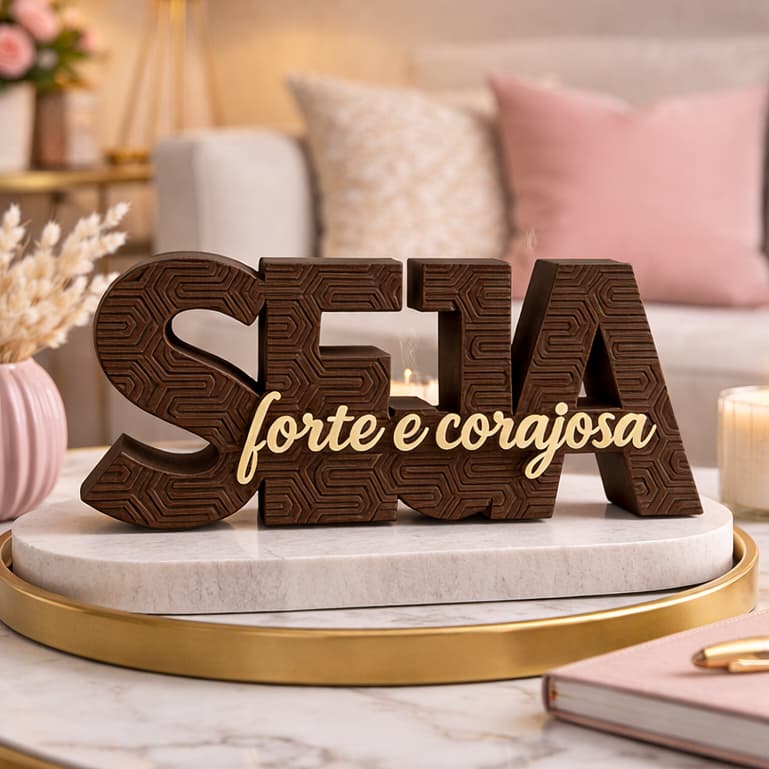 Placa Decorativa Seja Forte e Corajosa Marrom e Nude | Presente Inspirador Cristão Decoração Fé Jesus Elegante Moderno
