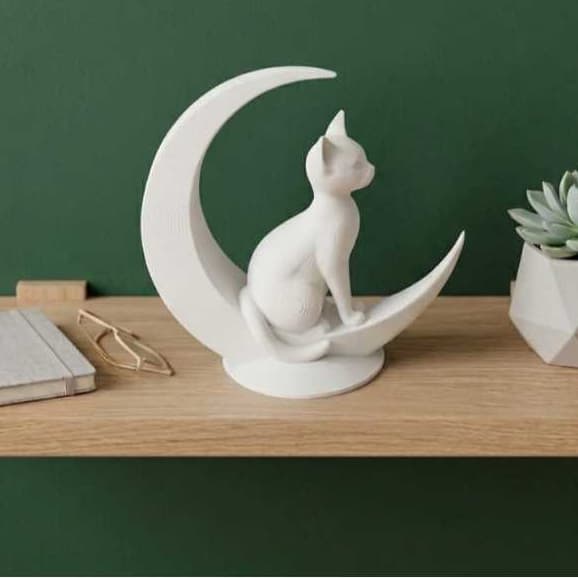 Estatueta Decorativa Gato na Lua – Elegância e Serenidade para Seu Espaço