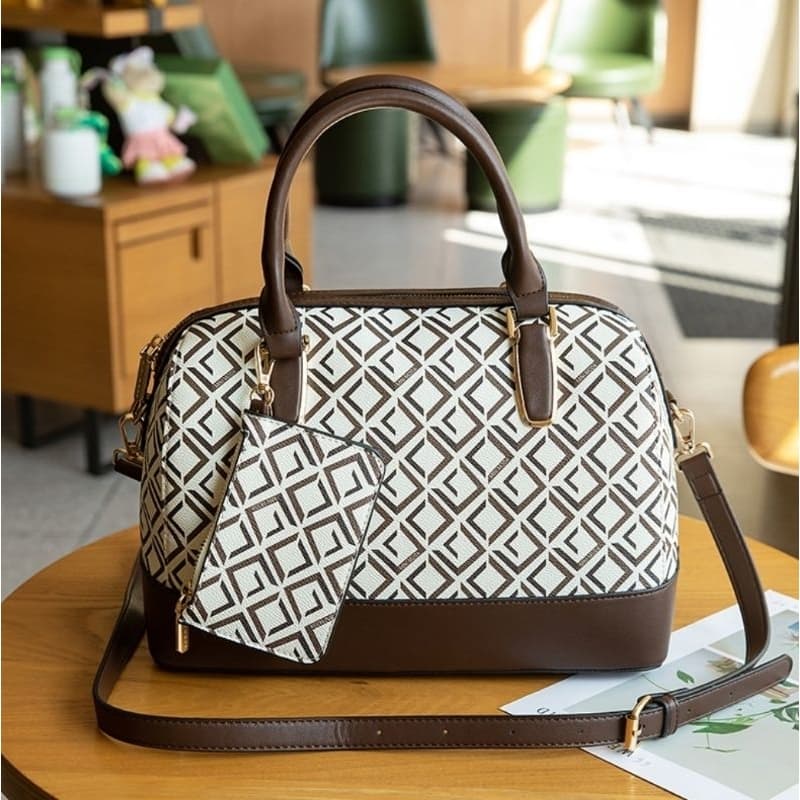 Mala Feminina Para Passeio Estilo Clássico Café com Estampa Geométrica Super Espaçosa e Chaveiro de Bolsinha.