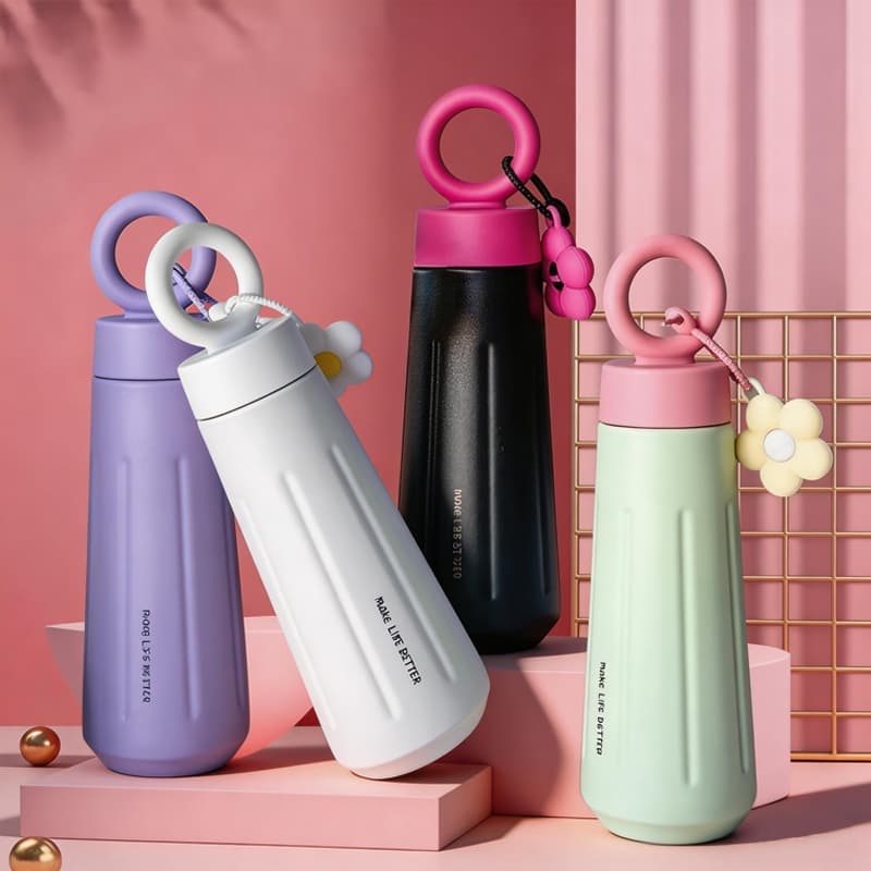 Garrafa térmica de Aço lnoxidável com Alça e Chaveiro de Flor 450ml