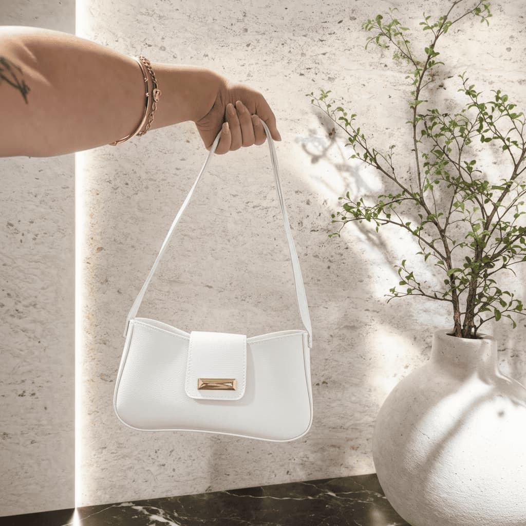 Bolsa Baguete Feminina de Ombro com Detalhe de Metal Dourado