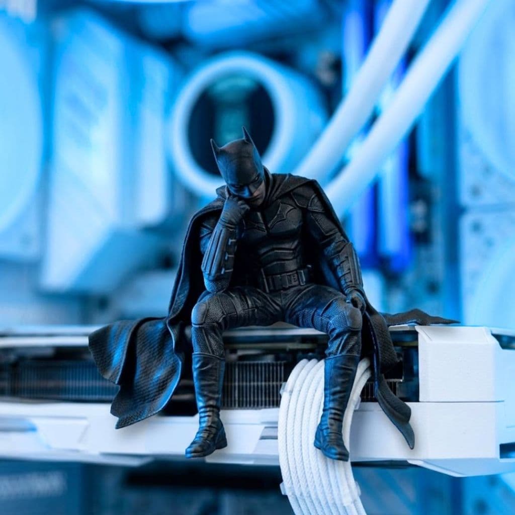 Boneco Estilo Batman Pensativo 3D Decor Setup Gamer Escrivaninha Geek
