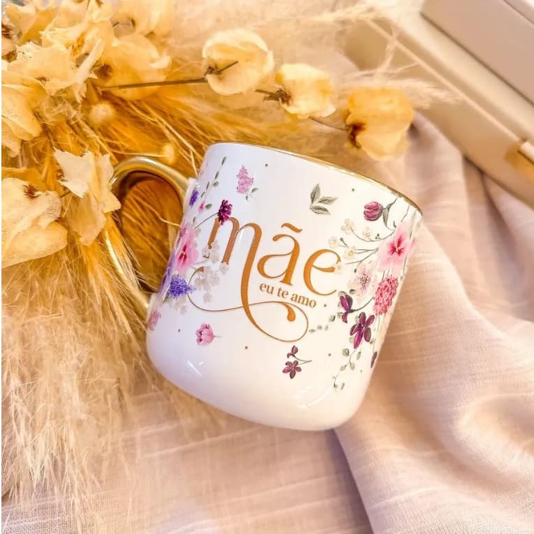 Caneca personalizada dia das mães com nome borda e alça dourada 400ml