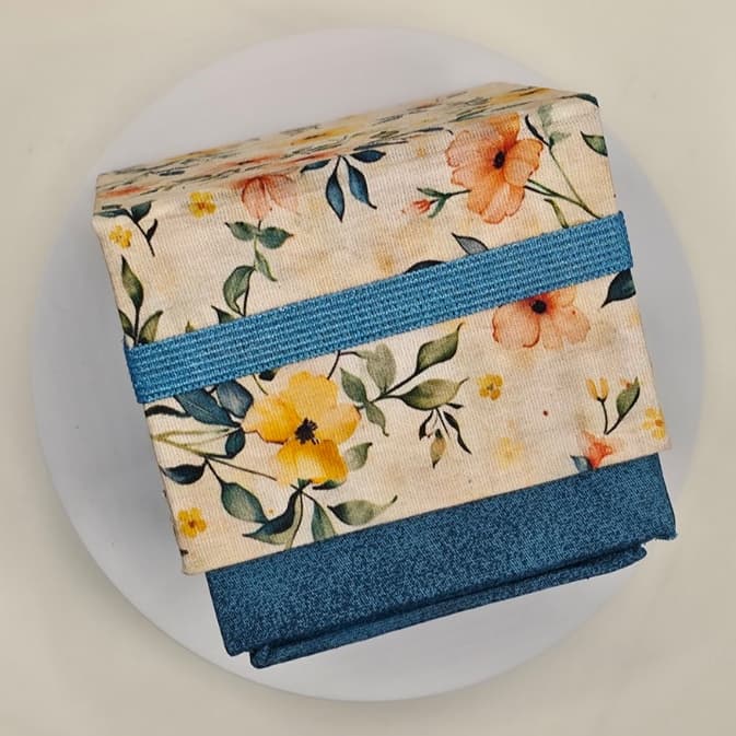 Caixa Cartonada Revestida com Tecido Floral e Verde Escuro 8x8x7,5 Lembrancinha, Presente