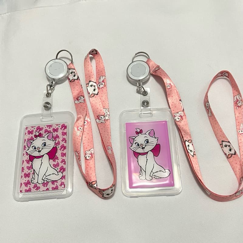 Porta Crachá Infantil Gatinha Marie  - Kit com Cordão e Clip Retrátil