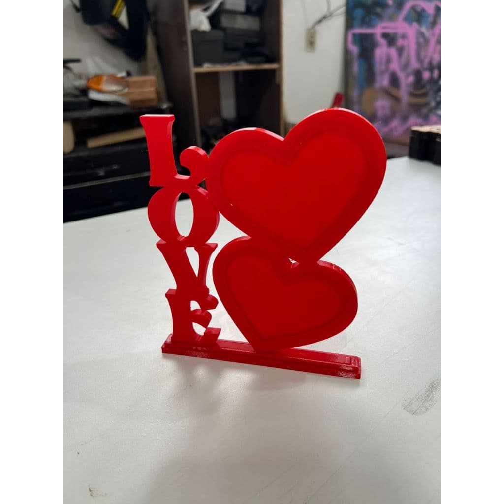 Porta Retrato Love 3D – Decoração Romântica e Moderna!Porta retrato com escrita “Love” e detalhes em corações.