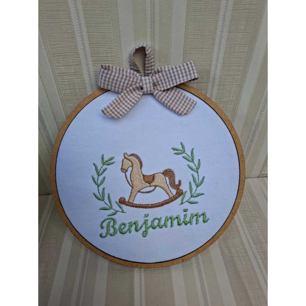 Quadro porta maternidade ou porta quarto do bebê personalizado bordado Cavalinho ou outros temas