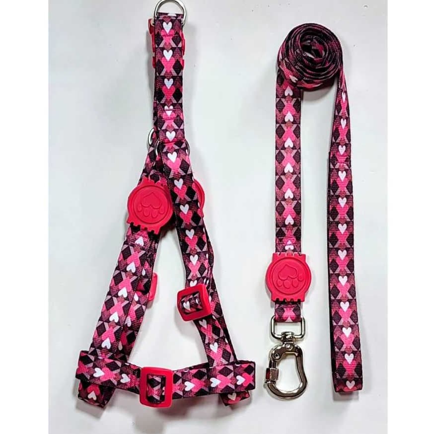 Peitoral Americano Rosa com  detalhes em coração para cachorro