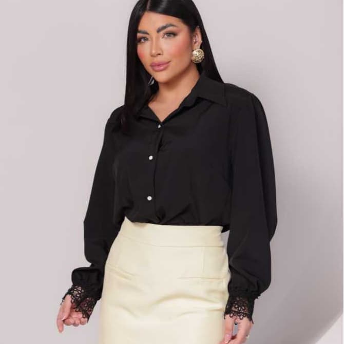 Camisa Social Feminina Manga Longa com Renda nos Punhos