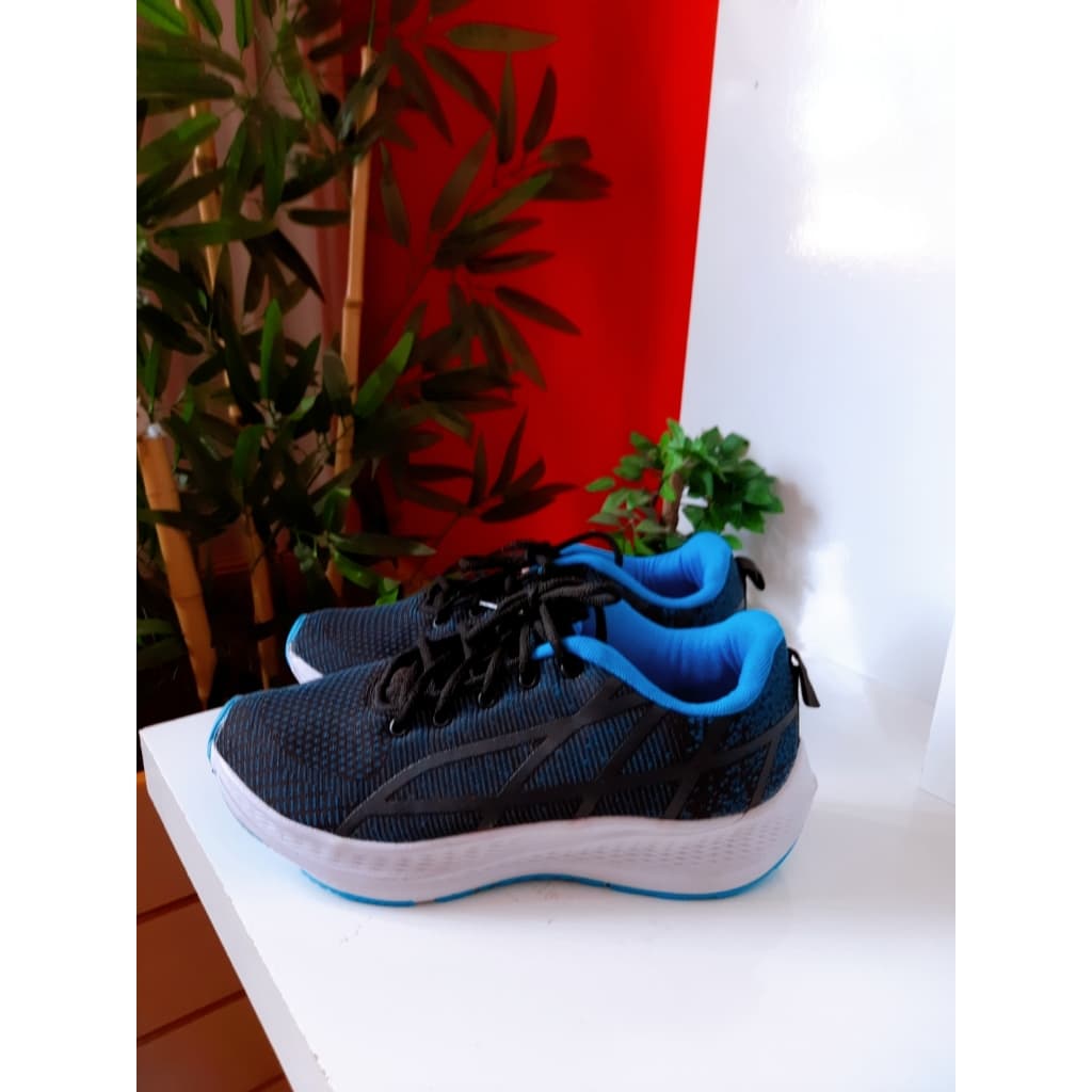 tênis preto com azul marinho