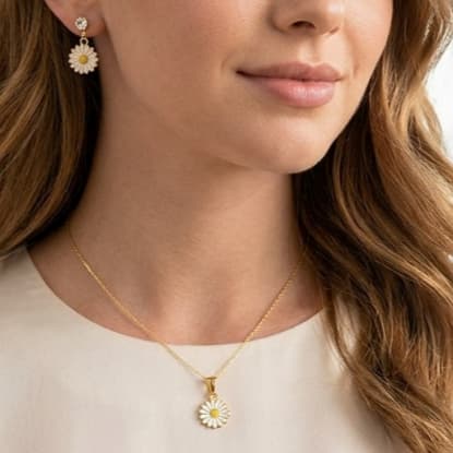 COLAR E BRINCO MARGARIDA Lindo Conjunto dourado com pingentes em forma de margaridas  Adicione um toque de elegancia