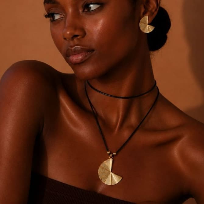 Conjunto Colar Feminino com Pingente e Brincos Folheado Dourado Elegante Moderno