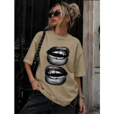 Camiseta Oversized Feminina Lips Streetwear Algodão Estampada – Estilo Urbano