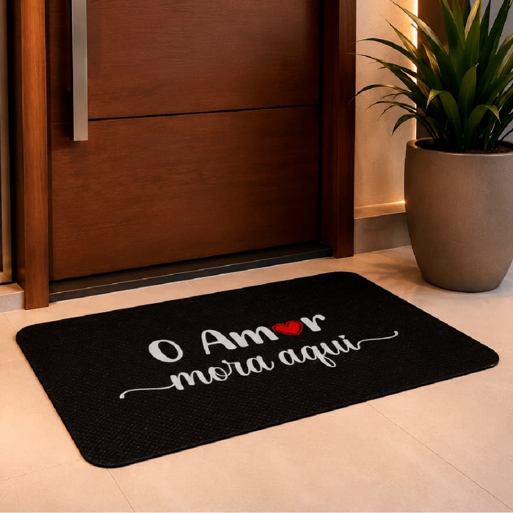 Tapete de Porta Entrada Decorativo 60X34 cm O Amor mora aqui Emborrachado Antiderrapante.
