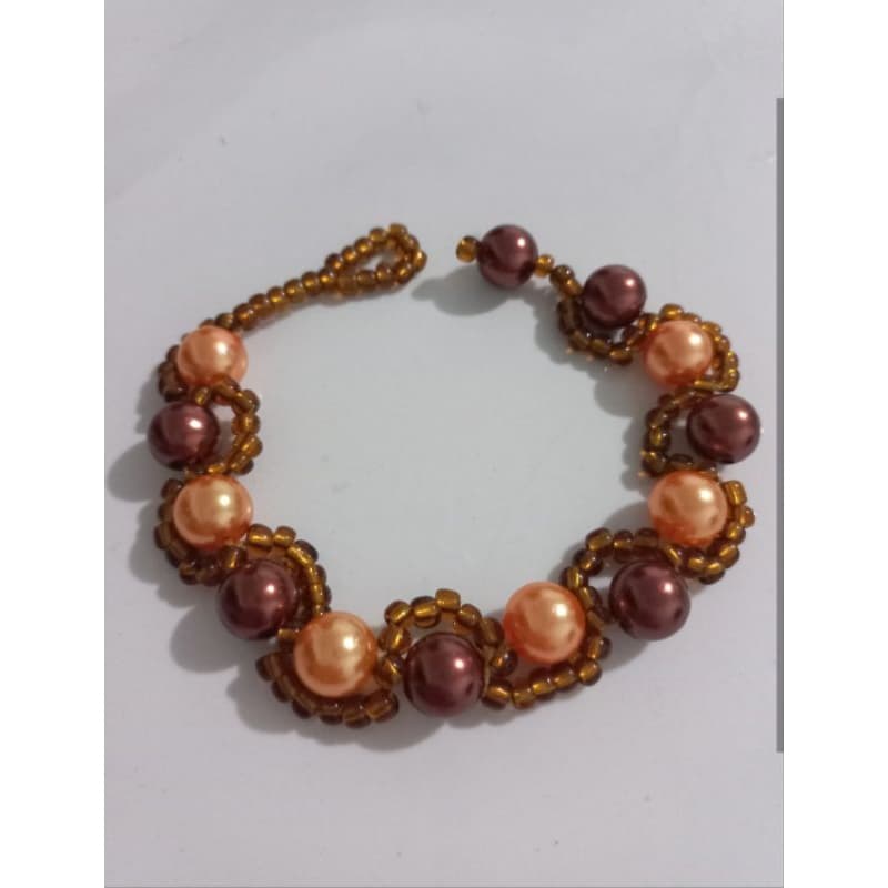 pulseira de pérolas e miçangas bijuterias