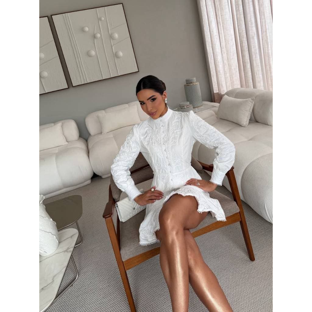 Vestido Feminino Branco em Lese Bordado Manga Longa Gola Alta Elegante